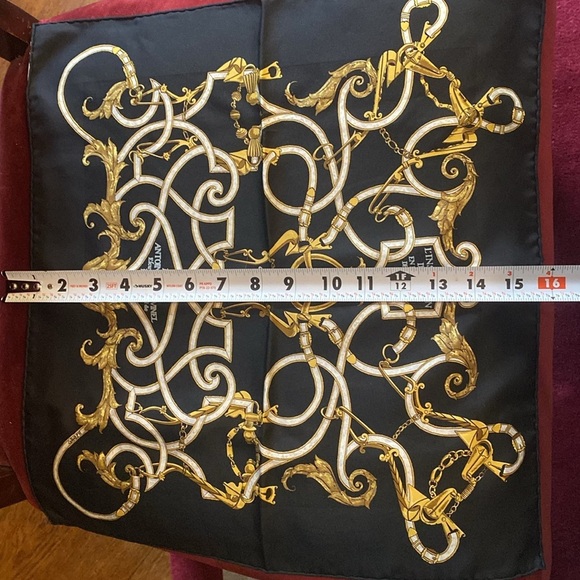 EUC Hermes small 💯 Silk Small  Scarf with box size small/XS Twilly square - Picture 4 of 6